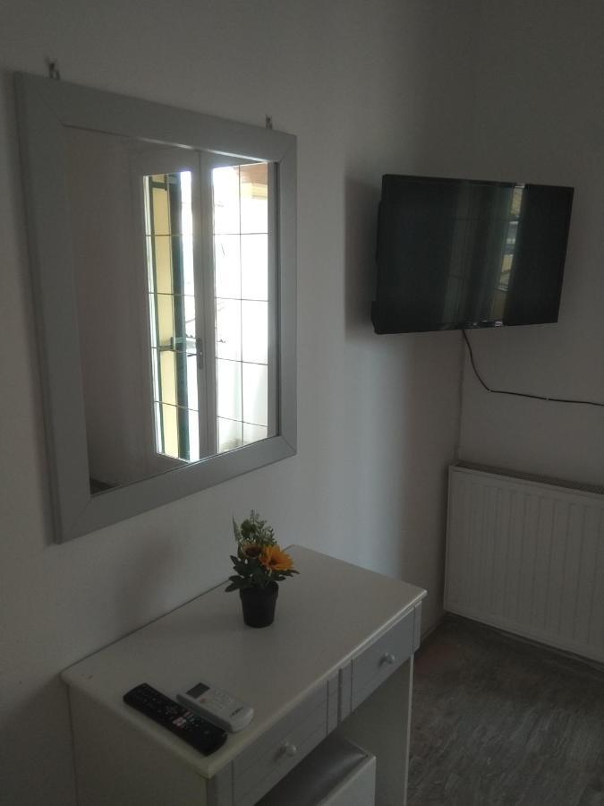 Demy'S Studio Apartment Acharavi  Luaran gambar